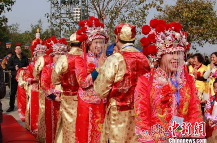 广东南海西樵山举行佛化集体婚礼（组图）2000名游客站立合掌祝福
