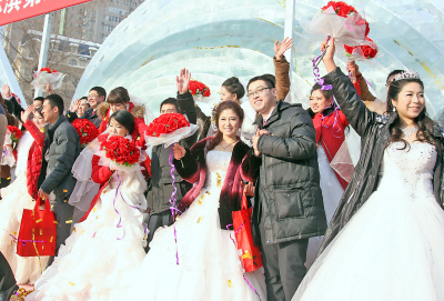 中国哈尔滨第30届国际冰雪集体婚礼举行