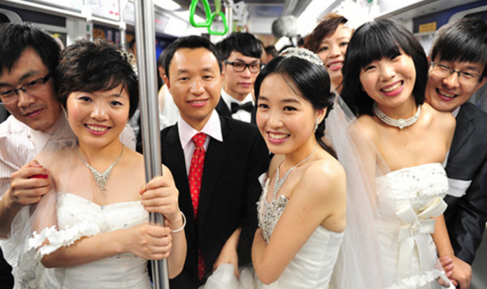 深圳地铁集体婚礼 20对新人的“百合幸福号”