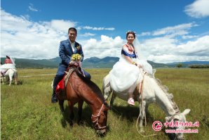2018年9月9日丽江集体婚礼一对新人骑马游玩篇