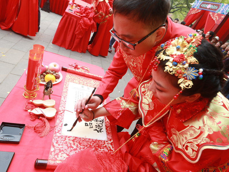 中式集体婚礼：2022年3月6日第43届“爱你一生一世”传统秀禾婚礼